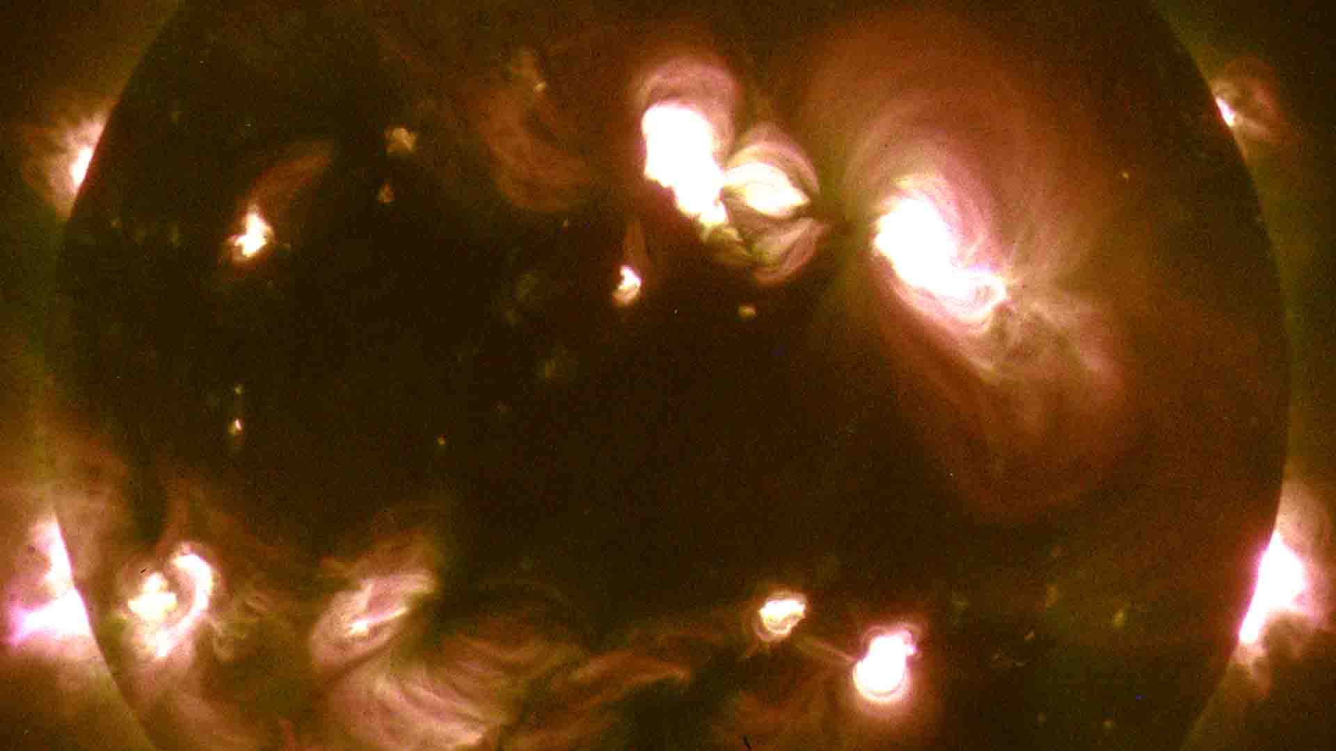 「ひので」のX線望遠鏡で観測した太陽の画像